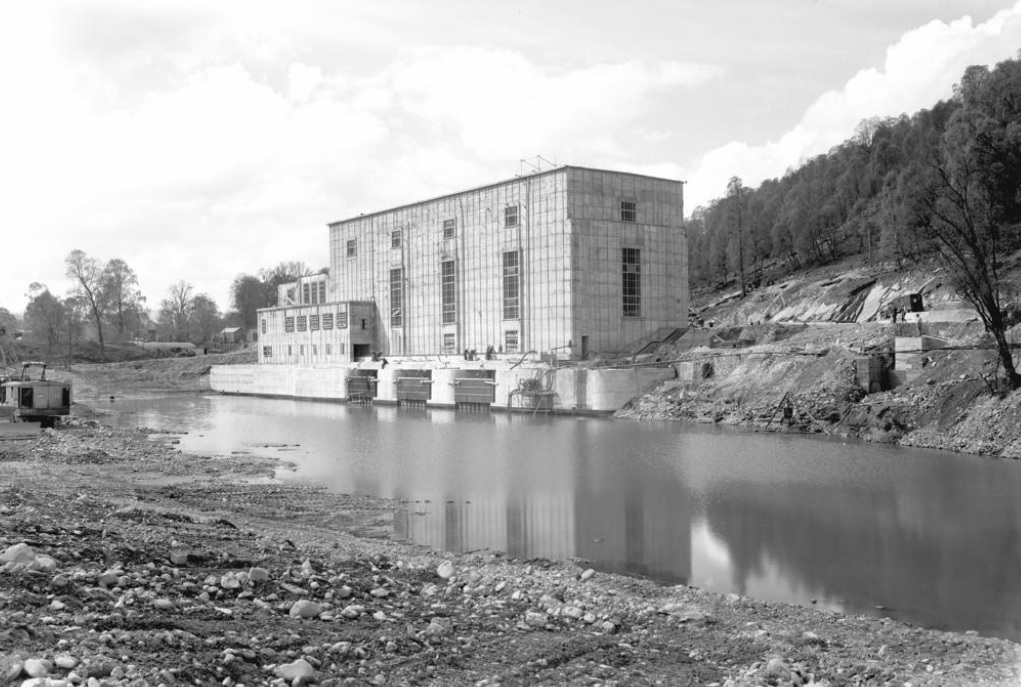 Construction of the Fasnaykle station in 1951 using reinforced cast concrete, in much the same arrangement as at Bonnington and Stonebyres