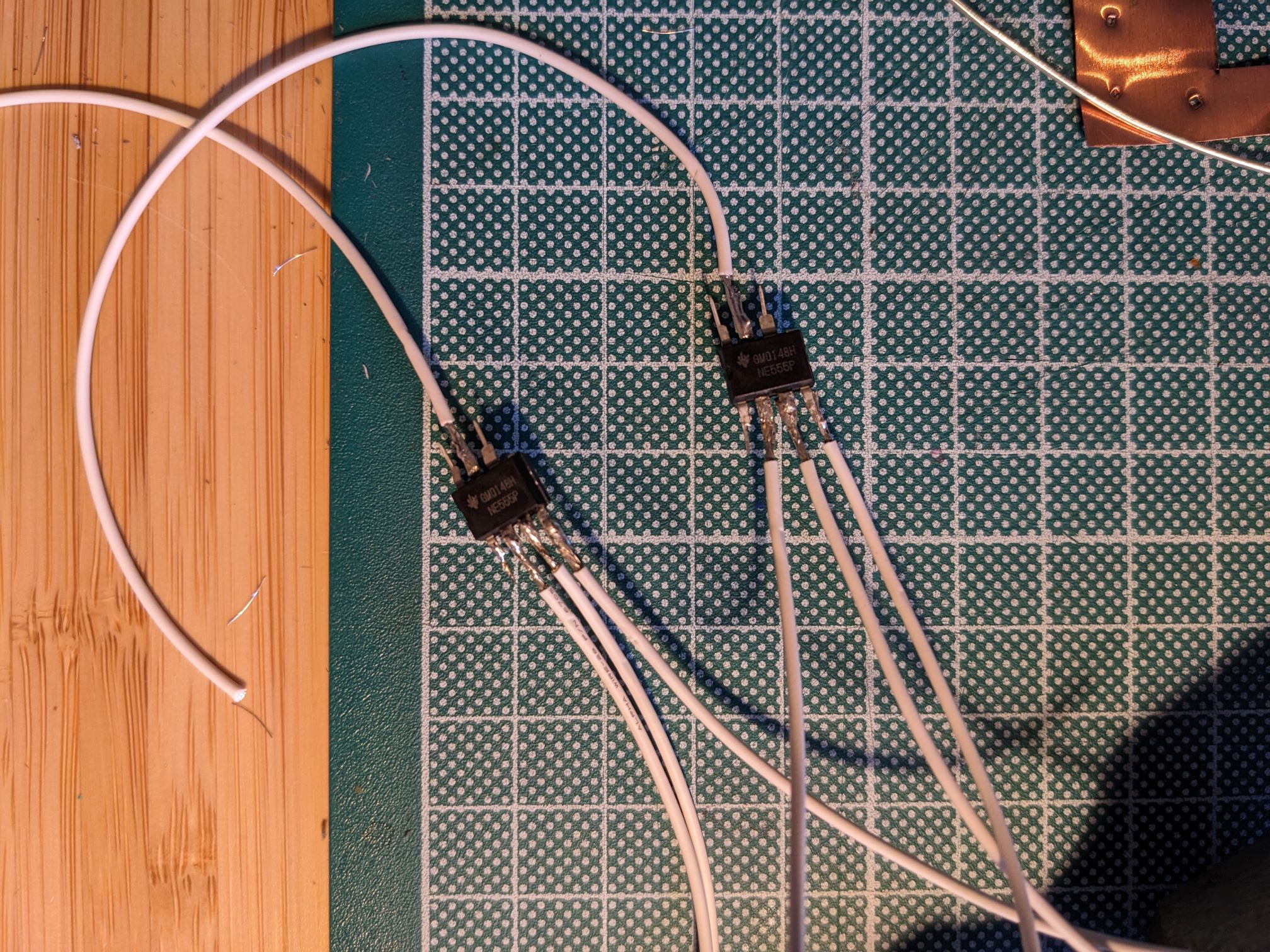 555 IC leads